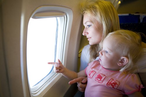 Bardzo często, w samolotach, małe dzieci podróżują na kolanach rodziców.