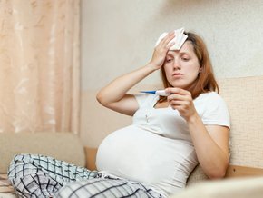 przeziębiona ciężarna kobieta
