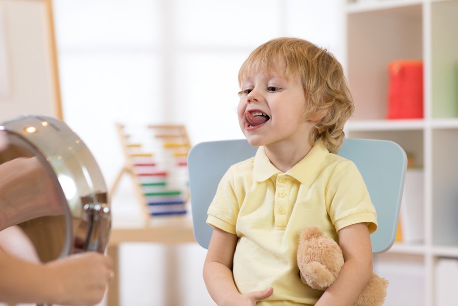 Krostki na języku u dziecka – przyczyny i leczenie grudek, plam i innych zmian
