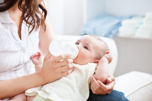 Skaza białkowa u niemowląt – co to jest, objawy, leczenie
