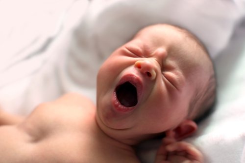 Powodem płaczu niemowlęcia może być kolka albo głód.
