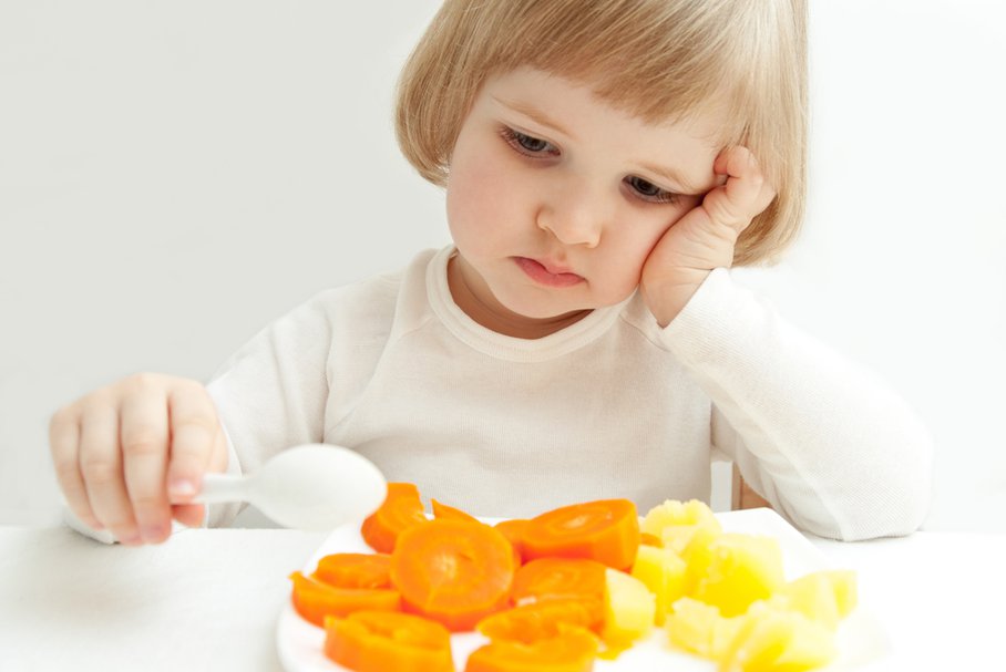 Wybierz się do lekarza jeśli oprócz braku apetytu zauważysz u dziecka apatię, większą senność i spadek wagi.