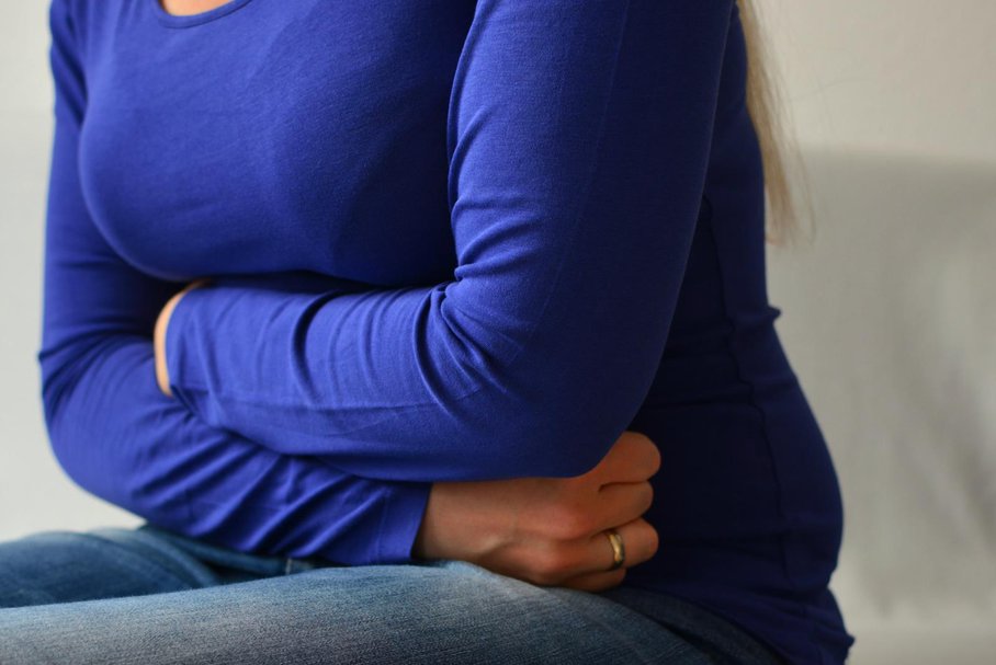 Ból żołądka w ciąży – przyczyny i sposoby na bolesne skurcze żołądka