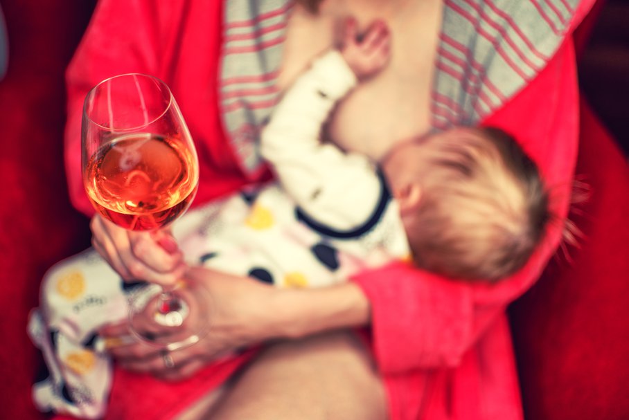 Alkohol a karmienie piersią – czy i ile można wypić?