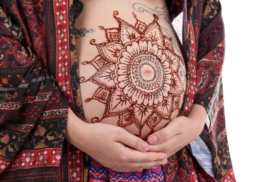 Tatuaż z henny – jak zrobić, trwałość, bezpieczeństwo, cena