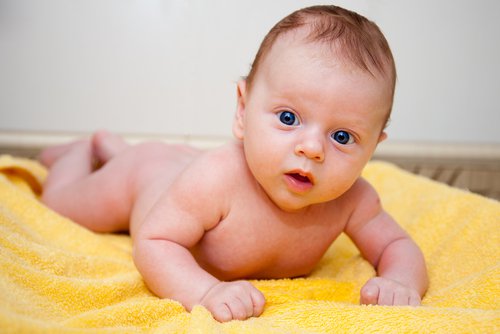 Noworodki mają dłonie zaciśnięte w piąstki – to prawidłowy objaw.