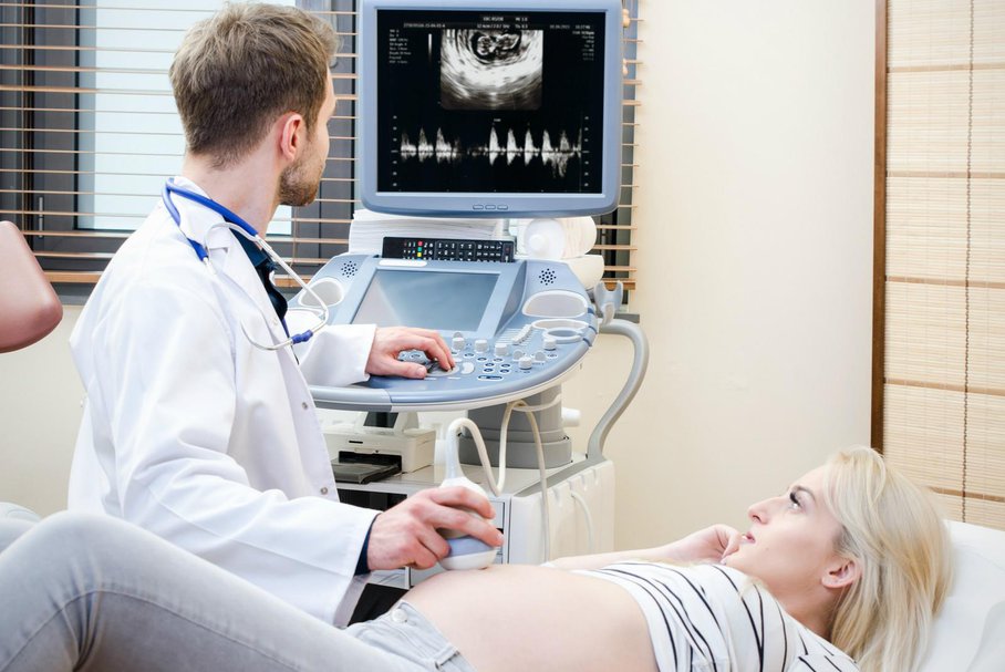 Kobieta w ciąży podczas badania USG.