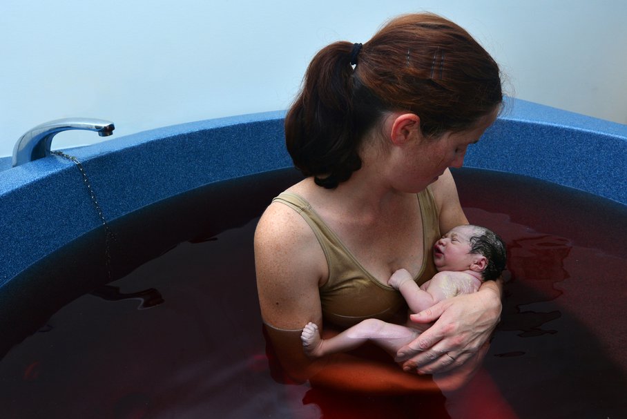 Poród w wodzie – jak przebiega, przeciwwskazania