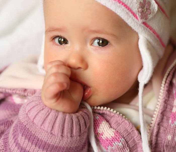 W trakcie bolesnego ząbkowania dzieci wkładają do buzi palce i inne przedmioty
