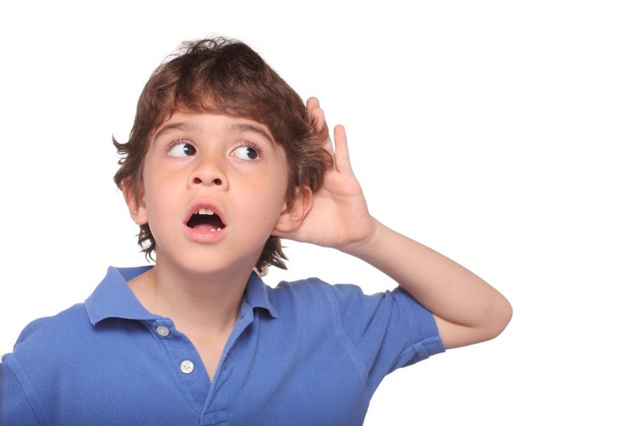 Problemy ze słuchem mogą doprowadzić do trudności w mówieniu i uczeniu się