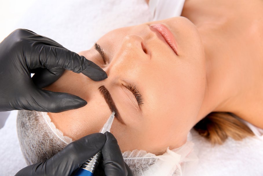 Brwi metodą piórkową – na czym polega microblading?