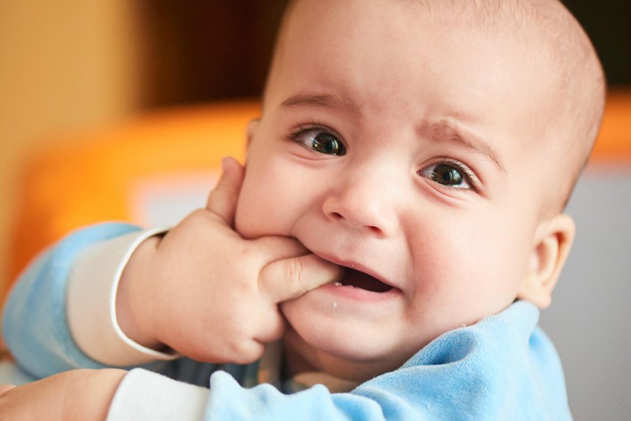 Gorączka przy ząbkowaniu – jak zbić gorączkę, kiedy dziecko ząbkuje?