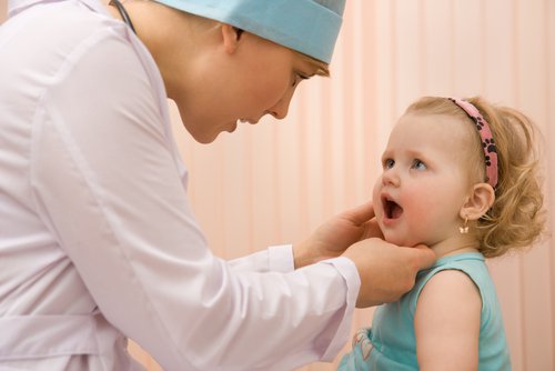 Zarówno anginę, jak i szkarlatynę wywołaną przez paciorkowce należy leczyć antybiotykami. / fot. shutterstock