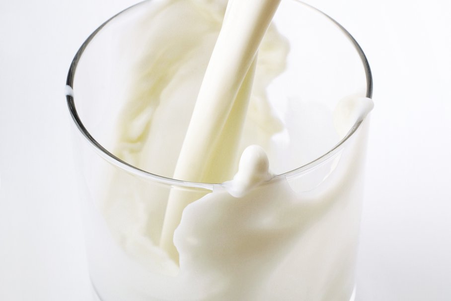 Podstawowym produktem, który trzeba wyłączyć z diety przy nietolerancji laktozy jest mleko.