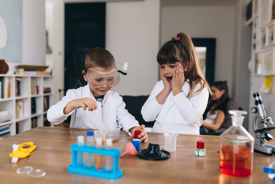 Eksperymenty dla dzieci – 10 prostych eksperymentów, które dziecko może zrobić w domu