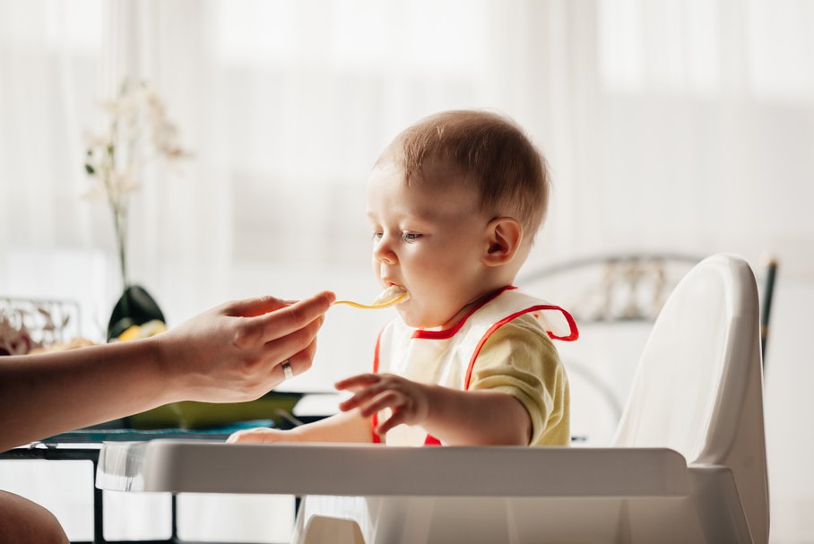 Dziewięciomiesięczne dziecko podczas karmienia.
