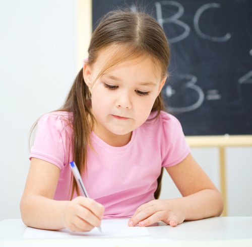 W szkołach Montessori dzieci uczą się pracować samodzielnie i w ciszy.