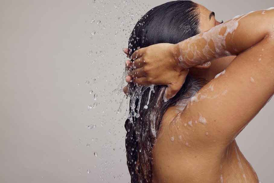 Kobieta myjąca włosy.