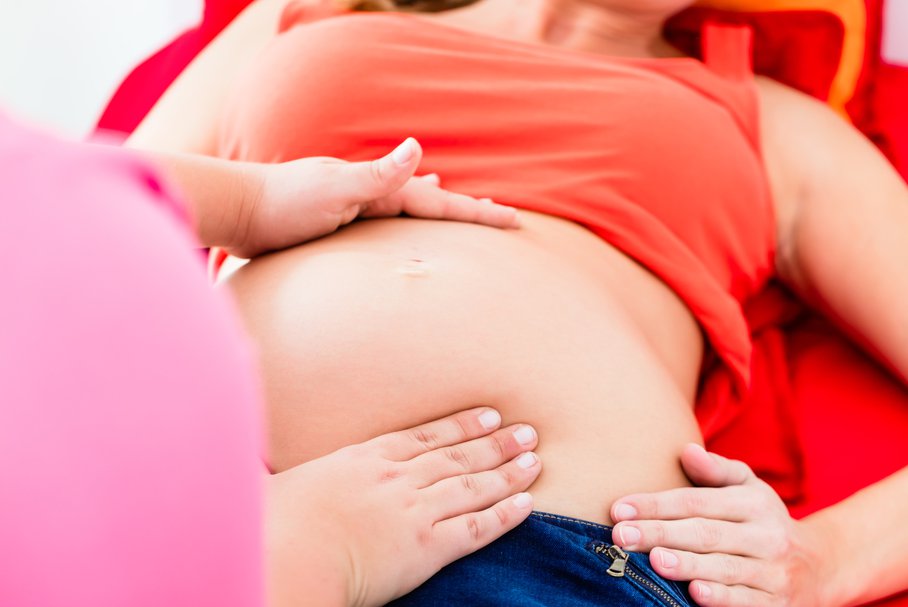 Kłucie w podbrzuszu w ciąży – jakie są przyczyny kłującego bólu brzucha w czasie ciąży?