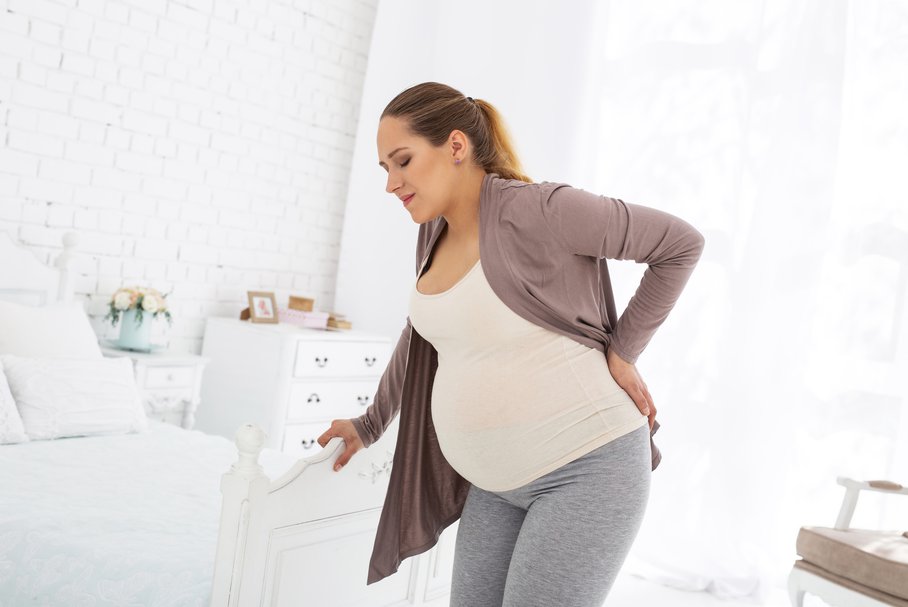 Ból pleców w ciąży – w I, II i III trymestrze. Co oznacza i jak go złagodzić?